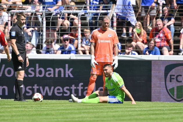 Verletzung Hasan Kurucay (FC Schalke 04), dahinter Torwart Loris Karius (Schalke 04) 11.07.2026, Fussball 1. Bundesliga, Saison 2026 2027, Testspiel, Vorbereitungsspiel, FC Gütersloh - FC Schalke 04 Gütersloh Heidewaldstadion Nordrhein Westfalen Deutschland *** Hasan Kurucay (FC Schalke 04) is injured; behind him is goalkeeper Loris Karius (Schalke 04), July 11, 2026, Soccer, Bundesliga 1, 2026–2027 season, friendly match, preseason match, FC Gütersloh vs. FC Schalke 04, Heidewaldstadion, Gütersloh, North Rhine-Westphalia, Germany Team2