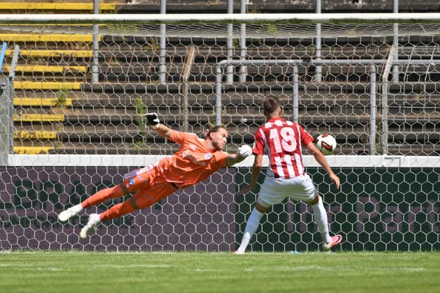 Julius Langfeld (FC Gütersloh), nicht auf dem Bild, erzielt gegen Torwart Loris Karius (Schalke 04) das Tor zum 1:0 11.07.2026, Fussball 1. Bundesliga, Saison 2026 2027, Testspiel, Vorbereitungsspiel, FC Gütersloh - FC Schalke 04 Gütersloh Heidewaldstadion Nordrhein Westfalen Deutschland *** Julius Langfeld of FC Gütersloh (not pictured) scores against Schalke 04 goalkeeper Loris Karius, making the score 1–0 on July 11, 2026, Soccer, Bundesliga 1, 2026–2027 season, friendly match, preseason match, FC Gütersloh vs. FC Schalke 04, Gütersloh, Heidewaldstadion, North Rhine-Westphalia, Germany Team2