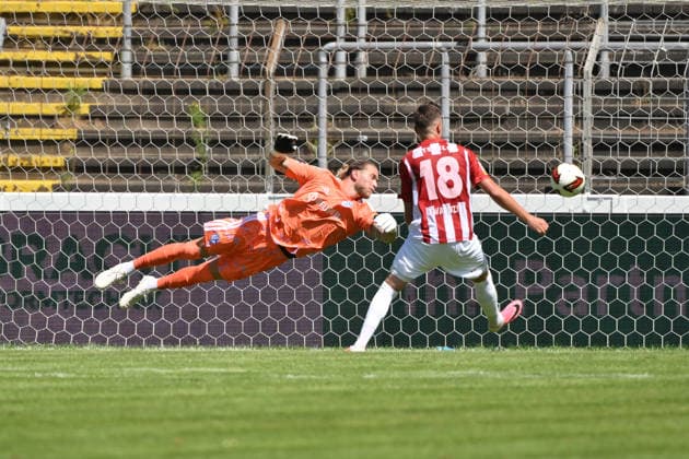 Julius Langfeld (FC Gütersloh), nicht auf dem Bild, erzielt gegen Torwart Loris Karius (Schalke 04) das Tor zum 1:0 11.07.2026, Fussball 1. Bundesliga, Saison 2026 2027, Testspiel, Vorbereitungsspiel, FC Gütersloh - FC Schalke 04 Gütersloh Heidewaldstadion Nordrhein Westfalen Deutschland *** Julius Langfeld of FC Gütersloh (not pictured) scores against Schalke 04 goalkeeper Loris Karius, making the score 1–0 on July 11, 2026, Soccer, Bundesliga 1, 2026–2027 season, friendly match, preseason match, FC Gütersloh vs. FC Schalke 04, Gütersloh, Heidewaldstadion, North Rhine-Westphalia, Germany Team2