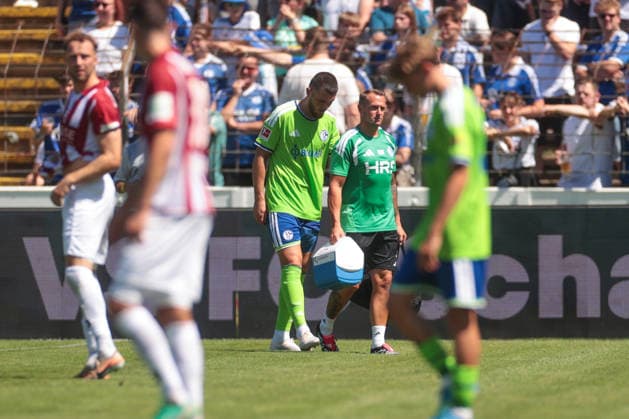 11.07.2026, Fussball, Saison 2026 2027, Testspiel, FC Gütersloh - FC Schalke 04, Hasan Kurucay (FC Schalke 04) verlässt verletzt den Platz. Gütersloh Stadion am Heidewald NRW Deutschland xRHR-FOTO YYx *** July 11, 2026, Soccer, 2026–2027 season, Friendly match, FC Gütersloh vs. FC Schalke 04, Hasan Kurucay of FC Schalke 04 leaves the field injured at Gütersloh Stadion am Heidewald, North Rhine-Westphalia, Germany xRHR PHOTO YYx Copyright: RHR-FOTOx RHR-FOTO YY