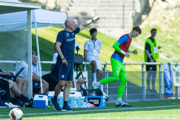 Trainer Uwe Roesler (VfL Bochum) gestikuliert, Gestik waehrend des Freundschaftsspiels in der Saisonvorbereitung zwischen dem Royal Antwerpen FC und dem VfL Bochum 1848 im Hemberg-Stadion am 11. Juli 2026 in Iserlohn, Deutschland. (Foto von Mario Hommes DeFodi Images) +++ Trainer Uwe Roesler (VfL Bochum) gestures during the during the pre-season friendly match between Royal Antwerpen FC and VfL Bochum 1848 at Hemberg-Stadium on July 11, 2026 in Iserlohn, Germany. (Photo by Mario Hommes DeFodi Images) - *** VfL Bochum coach Uwe Roesler gestures during the preseason friendly match between Royal Antwerp FC and VfL Bochum 1848 at Hemberg Stadium in Iserlohn on July 11, 2026, Germany Photo by Mario Hommes, DeFodi Images Coach Uwe Roesler of VfL Bochum gestures during the preseason friendly match between Royal Antwerp FC and VfL Bochum 1848 at Hemberg Stadium on July 11, 2026 in Iserlohn, Germany Photo by Mario Hommes DeFodi Images