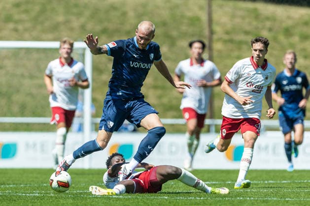 Philipp Hofmann (VfL Bochum) und Farouck Adekami (Royal Antwerpen FC) im Zweikampf waehrend des Freundschaftsspiels in der Saisonvorbereitung zwischen dem Royal Antwerpen FC und dem VfL Bochum 1848 im Hemberg-Stadion am 11. Juli 2026 in Iserlohn, Deutschland. (Foto von Mario Hommes DeFodi Images) +++ Philipp Hofmann (VfL Bochum) und Farouck Adekami (Royal Antwerpen FC) battle for the ball during the during the pre-season friendly match between Royal Antwerpen FC and VfL Bochum 1848 at Hemberg-Stadium on July 11, 2026 in Iserlohn, Germany. (Photo by Mario Hommes DeFodi Images) - *** Philipp Hofmann of VfL Bochum and Farouck Adekami of Royal Antwerp FC battle for the ball during a preseason friendly match between Royal Antwerp FC and VfL Bochum 1848 at Hemberg Stadium on July 11, 2026, in Iserlohn, Germany Photo by Mario Hommes DeFodi Images Philipp Hofmann of VfL Bochum and Farouck Adekami of Royal Antwerp FC battle for the ball during the preseason friendly match between Royal Antwerp FC and VfL Bochum 1848 at Hemberg Stadium on July 11, 2026 in Iserlohn, Germany Photo by Mario Hommes DeFodi Images