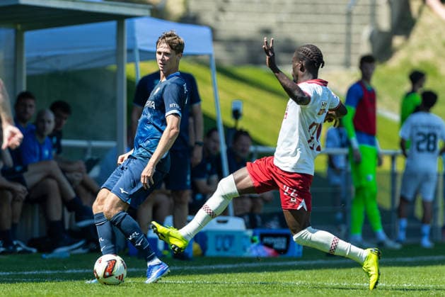 Oliver Olsen (VfL Bochum) und Farouck Adekami (Royal Antwerpen FC) im Zweikampf waehrend des Freundschaftsspiels in der Saisonvorbereitung zwischen dem Royal Antwerpen FC und dem VfL Bochum 1848 im Hemberg-Stadion am 11. Juli 2026 in Iserlohn, Deutschland. (Foto von Mario Hommes DeFodi Images) +++ Oliver Olsen (VfL Bochum) und Farouck Adekami (Royal Antwerpen FC) battle for the ball during the during the pre-season friendly match between Royal Antwerpen FC and VfL Bochum 1848 at Hemberg-Stadium on July 11, 2026 in Iserlohn, Germany. (Photo by Mario Hommes DeFodi Images) - *** Oliver Olsen of VfL Bochum and Farouck Adekami of Royal Antwerp FC battle for the ball during a preseason friendly match between Royal Antwerp FC and VfL Bochum 1848 at Hemberg Stadium on July 11, 2026, in Iserlohn, Germany Photo by Mario Hommes DeFodi Images Oliver Olsen of VfL Bochum and Farouck Adekami of Royal Antwerp FC battle for the ball during the preseason friendly match between Royal Antwerp FC and VfL Bochum 1848 at Hemberg Stadium on July 11, 2026 in Iserlohn, Germany Photo by Mario Hommes DeFodi Images