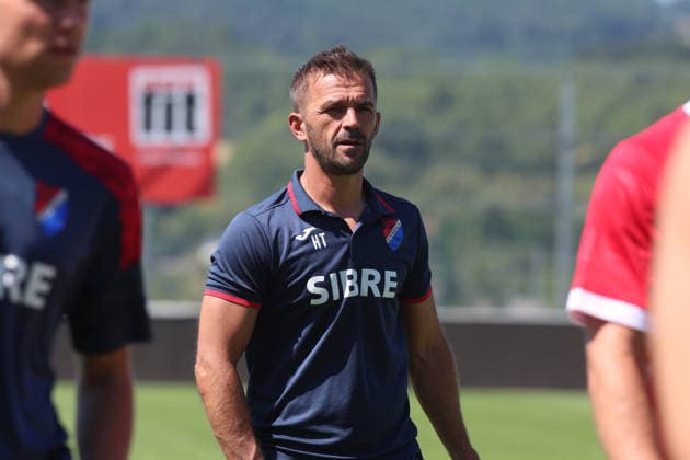 Haiger, Deutschland 11. Juli 2026: Testspiel - 2026 2027 - TSV Steinbach Haiger gegen Fortuna Köln Im Bild: TSV Steinbach-Haiger Trainer Hüsni Tahiri SIBRE-Sportzentrum Haarwasen Hessen *** Haiger, Germany, July 11, 2026; 2026-2027 preseason match: TSV Steinbach Haiger vs. Fortuna Köln; Pictured: TSV Steinbach Haiger coach Hüsni Tahiri; SIBRE Sports Center, Haarwasen, Hesse Copyright: xFotostandx xFabianxWernerx