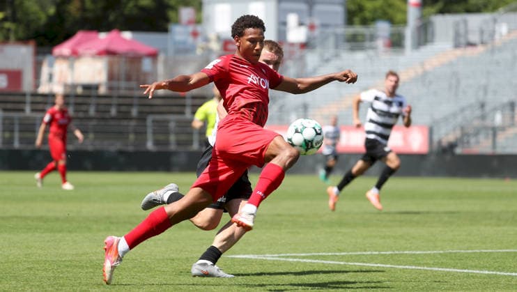 11.07.2026, xfsx, Herren, Fussball, Saison 2026 2027, Testspiel: FC Wuerzburger Kickers - SG Wattenscheid 09 v.li.: Liam Omore (FC Wuerzburger Kickers), Nicolai Schulte-Kellinghaus (SG Wattenscheid 09) Wuerzburg AKON ARENA Bayern Deutschland *** July 11, 2026, xfsx, Men s, Soccer, 2026–2027 season, Friendly Match: FC Würzburger Kickers vs. SG Wattenscheid 09; from left: Liam Omore (FC Würzburger Kickers), Nicolai Schulte Kellinghaus (SG Wattenscheid 09); Würzburg, AKON ARENA, Bavaria, Germany