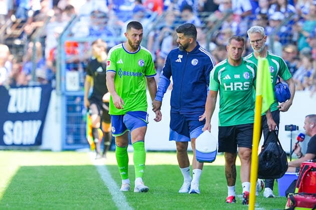 11.07.2026, xydrx, Fußball, Testspiel, FC Gütersloh - FC Schalke 04, Saison 2026 2027, Ohlendorf Stadion im Heidewald: Hasan Kurucay (FC Schalke 04, 4) im Gespräch mit Miron Muslic (Cheftrainer FC Schalke 04) wird verletzungsbedingt ausgewechselt DFB regulations prohibit any use of photographs as image sequences and or quasi-video. *** July 11, 2026, xydrx, soccer, friendly match, FC Gütersloh vs. FC Schalke 04, 2026–2027 season, Ohlendorf Stadium in Heidewald, Hasan Kurucay, FC Schalke 04, No. 4 in conversation with Miron Muslic, head coach of FC Schalke 04, is substituted due to injury. DFB regulations prohibit any use of photographs as image sequences and or quasi-video. Copyright: HMBxMedia YannisxDreimann
