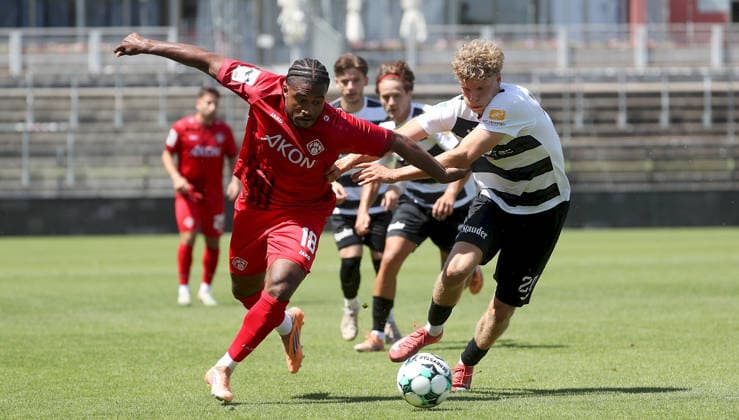 11.07.2026, xfsx, Herren, Fussball, Saison 2026 2027, Testspiel: FC Wuerzburger Kickers - SG Wattenscheid 09 v.li.: Franck Evina (FC Wuerzburger Kickers), Henri Bollmann (SG Wattenscheid 09) Wuerzburg AKON ARENA Bayern Deutschland *** July 11, 2026, xfsx, Men s, Soccer, 2026–2027 season, Friendly Match: FC Würzburger Kickers vs. SG Wattenscheid 09 (from left: Franck Evina, FC Würzburger Kickers; Henri Bollmann, SG Wattenscheid 09), Wuerzburg, AKON ARENA, Bavaria, Germany