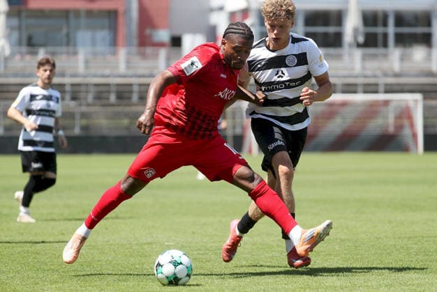 11.07.2026, xfsx, Herren, Fussball, Saison 2026 2027, Testspiel: FC Wuerzburger Kickers - SG Wattenscheid 09 v.li.: Franck Evina (FC Wuerzburger Kickers), Henri Bollmann (SG Wattenscheid 09) Wuerzburg AKON ARENA Bayern Deutschland *** July 11, 2026, xfsx, Men s, Soccer, 2026–2027 season, Friendly Match: FC Würzburger Kickers vs. SG Wattenscheid 09 (from left: Franck Evina, FC Würzburger Kickers; Henri Bollmann, SG Wattenscheid 09), Wuerzburg, AKON ARENA, Bavaria, Germany