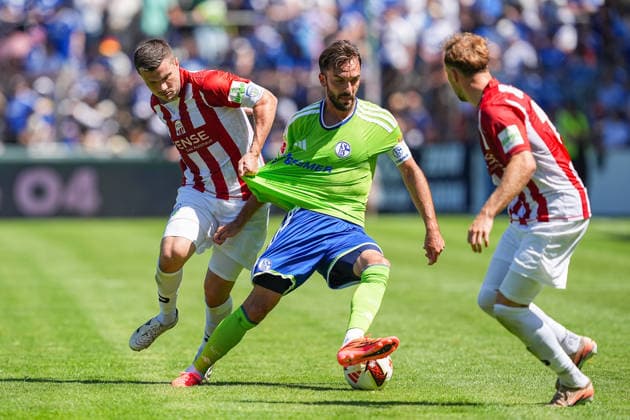 11.07.2026, xydrx, Fußball, Testspiel, FC Gütersloh - FC Schalke 04, Saison 2026 2027, Ohlendorf Stadion im Heidewald: Bjoern Rother (FC Gütersloh, 6) im Zweikampf gegen Kenan Karaman (FC Schalke 04, 19) DFB regulations prohibit any use of photographs as image sequences and or quasi-video. *** July 11, 2026, xydrx, soccer, friendly match, FC Gütersloh vs. FC Schalke 04, 2026–2027 season, Ohlendorf Stadium in Heidewald, Björn Rother (FC Gütersloh), No. 6 in a tackle against Kenan Karaman (FC Schalke 04), 19. DFB regulations prohibit any use of photographs as image sequences and or quasi-video. Copyright: HMBxMedia YannisxDreimann