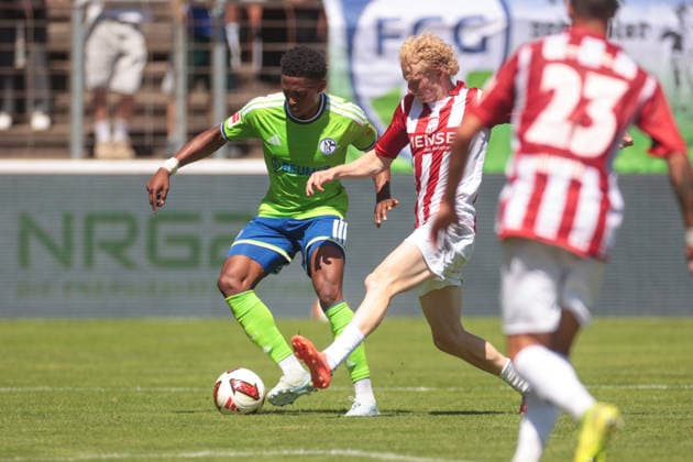 11.07.2026, Fussball, Saison 2026 2027, Testspiel, FC Gütersloh - FC Schalke 04, Junior Adamu (FC Schalke 04) Gütersloh Stadion am Heidewald NRW Deutschland xRHR-FOTO YYx *** July 11, 2026, Soccer, 2026–2027 Season, Friendly Match, FC Gütersloh vs. FC Schalke 04, Junior Adamu, FC Schalke 04, Gütersloh, Stadion am Heidewald, North Rhine-Westphalia, Germany, xRHR PHOTO YYx Copyright: RHR-FOTOx RHR-FOTO YY