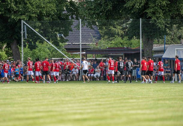 Fußball, Herren, Testspiel, Saison 2026 2027, Hallescher FC - FC Energie Cottbus in Finsterwalde, nach einer rassistischen Beleidigung ausgehend von einem Fan des HFC wurde das Spiel Mitte der zweiten Halbzeit abgebrochen, im Bild: Cottbus verlässt geschlossen den Platz, 11.07. 2026, *** Soccer, Men s, Friendly Match, 2026–2027 Season, Hallescher FC vs. FC Energie Cottbus in Finsterwalde; following a racist slur from an HFC fan, the game was called off midway through the second half; pictured: the Cottbus team walks off the field en masse, July 11, 2026, Copyright: xSebastianxRäppold MatthiasxKochx