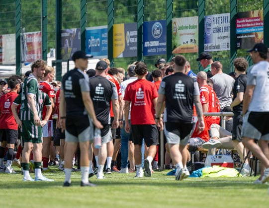 Fußball, Herren, Testspiel, Saison 2026 2027, Hallescher FC - FC Energie Cottbus in Finsterwalde, nach einer rassistischen Beleidigung ausgehend von einem Fan des HFC wurde das Spiel Mitte der zweiten Halbzeit abgebrochen, im Bild: King Manu (Energie Cottbus), Justin Butler (Energie Cottbus) und Anderson Lucoqui (Energie Cottbus) stellen den Fan, es bildet sich eine Menschenmenge, 11.07. 2026, *** Soccer, Men s, Friendly Match, 2026–2027 Season, Hallescher FC vs. FC Energie Cottbus in Finsterwalde; following a racist slur from an HFC fan, the game was called off midway through the second half. Pictured: King Manu (Energie Cottbus), Justin Butler (Energie Cottbus), and Anderson Lucoqui (Energie Cottbus) confront the fan, a crowd gathers, July 11, 2026, Copyright: xSebastianxRäppold MatthiasxKochx