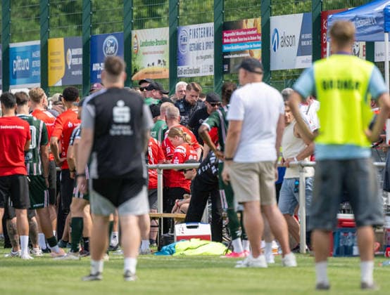 Fußball, Herren, Testspiel, Saison 2026 2027, Hallescher FC - FC Energie Cottbus in Finsterwalde, nach einer rassistischen Beleidigung ausgehend von einem Fan des HFC wurde das Spiel Mitte der zweiten Halbzeit abgebrochen, im Bild: Polizisten im Block führen eine Person ab, 11.07. 2026, *** Soccer, Men s, Friendly Match, 2026–2027 Season, Hallescher FC vs. FC Energie Cottbus in Finsterwalde; following a racist slur from an HFC fan, the game was called off midway through the second half; pictured: police officers in the stands escorting a person away, July 11, 2026, Copyright: xSebastianxRäppold MatthiasxKochx