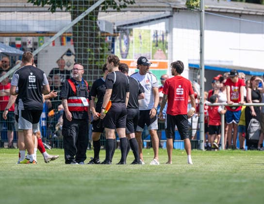 Fußball, Herren, Testspiel, Saison 2026 2027, Hallescher FC - FC Energie Cottbus in Finsterwalde, nach einer rassistischen Beleidigung ausgehend von einem Fan des HFC wurde das Spiel Mitte der zweiten Halbzeit abgebrochen, im Bild: Trainer Claus-Dieter Pele Wollitz (Energie Cottbus) bei Schiedsrichter Marcel Riemer, der die Partie abbricht, 11.07. 2026, *** Soccer, Men s, Friendly Match, 2026–2027 Season, Hallescher FC vs. FC Energie Cottbus in Finsterwalde; following a racist slur from an HFC fan, the game was called off midway through the second half. Pictured: Energie Cottbus coach Claus Dieter Pele Wollitz with referee Marcel Riemer, who called off the match, July 11, 2026, Copyright: xSebastianxRäppold MatthiasxKochx