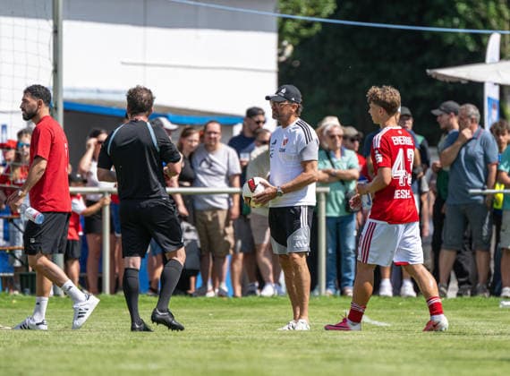 Fußball, Herren, Testspiel, Saison 2026 2027, Hallescher FC - FC Energie Cottbus in Finsterwalde, nach einer rassistischen Beleidigung ausgehend von einem Fan des HFC wurde das Spiel Mitte der zweiten Halbzeit abgebrochen, im Bild: Trainer Claus-Dieter Pele Wollitz (Energie Cottbus) bei Schiedsrichter Marcel Riemer, der die Partie abbricht, 11.07. 2026, *** Soccer, Men s, Friendly Match, 2026–2027 Season, Hallescher FC vs. FC Energie Cottbus in Finsterwalde; following a racist slur from an HFC fan, the game was called off midway through the second half. Pictured: Energie Cottbus coach Claus Dieter Pele Wollitz with referee Marcel Riemer, who called off the match, July 11, 2026, Copyright: xSebastianxRäppold MatthiasxKochx