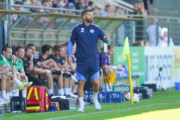 11.07.2026, xydrx, Fußball, Testspiel, FC Gütersloh - FC Schalke 04, Saison 2026 2027, Ohlendorf Stadion im Heidewald: Miron Muslic (Cheftrainer FC Schalke 04) gestikulierend DFB regulations prohibit any use of photographs as image sequences and or quasi-video. *** July 11, 2026, xydrx, soccer, friendly match, FC Gütersloh vs. FC Schalke 04, 2026–2027 season, Ohlendorf Stadium in Heidewald; Miron Muslic, head coach of FC Schalke 04, gesturing; DFB regulations prohibit any use of photographs as image sequences and or quasi-video Copyright: HMBxMedia YannisxDreimann