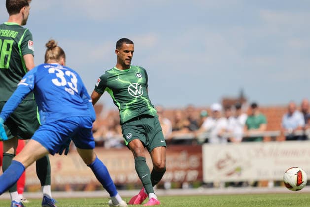 11.07.2026, xtgx, Fussball Testspiel, FSV Schöningen - VfL Wolfsburg emspor, v.l. Robert Glatzel (Wolfsburg, 19) schiesst Tor, schießt, Torschuetze, erzielt Tor, Treffer, scores the goal 0:1 (DFL DFB REGULATIONS PROHIBIT ANY USE OF PHOTOGRAPHS as IMAGE SEQUENCES and or QUASI-VIDEO) Schöningen *** July 11, 2026, xtgx, soccer friendly match, FSV Schöningen vs. VfL Wolfsburg emspor, from left: Robert Glatzel (Wolfsburg), 19 scores a goal, shoots, goal scorer, scores a goal, goal, scores the goal 0–1 DFL DFB REGULATIONS PROHIBIT ANY USE OF PHOTOGRAPHS as IMAGE SEQUENCES and or QUASI-VIDEO Schöningen