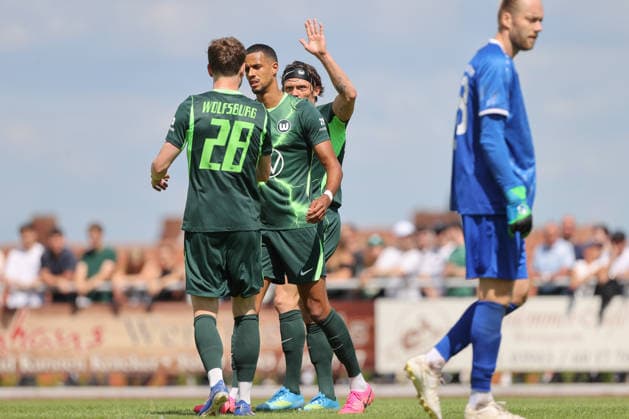 11.07.2026, xtgx, Fussball Testspiel, FSV Schöningen - VfL Wolfsburg emspor, v.l. Robert Glatzel (Wolfsburg, 19) Jubel, Torjubel, jubelt ueber das Tor, celebrate the goal, celebration (DFL DFB REGULATIONS PROHIBIT ANY USE OF PHOTOGRAPHS as IMAGE SEQUENCES and or QUASI-VIDEO) Schöningen *** July 11, 2026, xtgx, soccer friendly, FSV Schöningen vs. VfL Wolfsburg, from left: Robert Glatzel (Wolfsburg), 19, cheering, Goal celebration, celebrating the goal, DFL and DFB regulations prohibit any use of photographs as image sequences and or quasi-video Schöningen