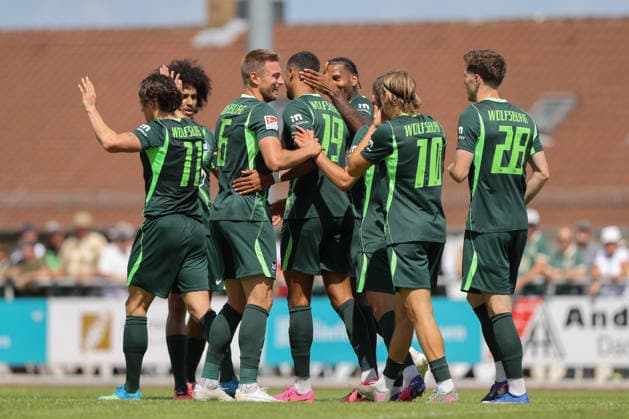 11.07.2026, xtgx, Fussball Testspiel, FSV Schöningen - VfL Wolfsburg emspor, v.l. Robert Glatzel (Wolfsburg, 19) Jubel, Torjubel, jubelt ueber das Tor, celebrate the goal, celebration (DFL DFB REGULATIONS PROHIBIT ANY USE OF PHOTOGRAPHS as IMAGE SEQUENCES and or QUASI-VIDEO) Schöningen *** July 11, 2026, xtgx, soccer friendly, FSV Schöningen vs. VfL Wolfsburg, from left: Robert Glatzel (Wolfsburg), 19, cheering, Goal celebration, celebrating the goal, DFL and DFB regulations prohibit any use of photographs as image sequences and or quasi-video Schöningen
