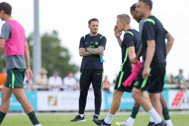 11.07.2026, xtgx, Fussball Testspiel, FSV Schöningen - VfL Wolfsburg emspor, v.l. Tobias Strobl (Wolfsburg, Trainer) (DFL DFB REGULATIONS PROHIBIT ANY USE OF PHOTOGRAPHS as IMAGE SEQUENCES and or QUASI-VIDEO) Schöningen *** July 11, 2026, xtgx, soccer exhibition match, FSV Schöningen vs. VfL Wolfsburg emspor, from left: Tobias Strobl (Wolfsburg), coach. DFL and DFB regulations prohibit any use of photographs as image sequences and or quasi-video. Schöningen