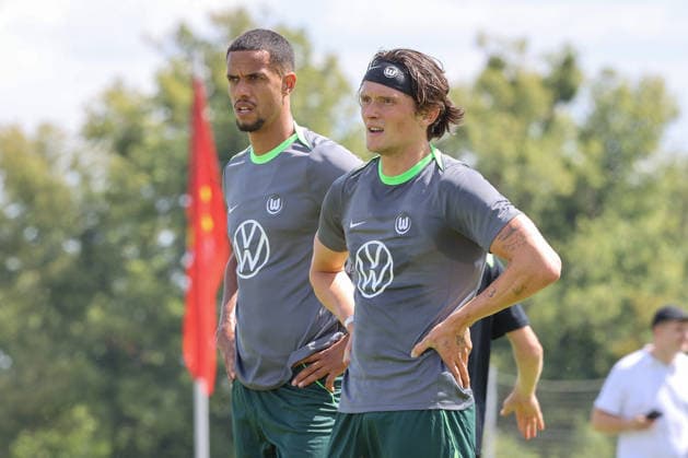 10.07.2026, xtgx, Fussball Testspiel, FSV Schöningen - VfL Wolfsburg emspor, v.l. Robert Glatzel (Wolfsburg, 19) Fabian Reese (Wolfsburg, 11) (DFL DFB REGULATIONS PROHIBIT ANY USE OF PHOTOGRAPHS as IMAGE SEQUENCES and or QUASI-VIDEO) Schöningen *** July 10, 2026, xtgx, soccer exhibition match, FSV Schöningen vs. VfL Wolfsburg, from left: Robert Glatzel (Wolfsburg), 19 Fabian Reese (Wolfsburg), 11 DFL and DFB regulations prohibit any use of photographs as image sequences and or quasi-video. Schöningen
