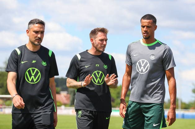 10.07.2026, xtgx, Fussball Testspiel, FSV Schöningen - VfL Wolfsburg emspor, v.l. Tobias Strobl (Wolfsburg, Trainer) Robert Glatzel (Wolfsburg, 19) (DFL DFB REGULATIONS PROHIBIT ANY USE OF PHOTOGRAPHS as IMAGE SEQUENCES and or QUASI-VIDEO) Schöningen *** July 10, 2026, xtgx, soccer exhibition match, FSV Schöningen vs. VfL Wolfsburg, from left: Tobias Strobl (Wolfsburg), Coach Robert Glatzel (Wolfsburg), 19 DFL and DFB regulations prohibit any use of photographs as image sequences and or quasi-video. Schöningen
