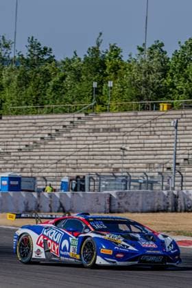 Der Lamborghini Huracán GT3 Evo 2 mit der Startnummer 163 des Liqui Moly Team Engstler Motorsport durchfährt eine Kurve am Nürburgring. Das Fahrzeug von John Paul Southern und Jonas Karklys zeigt die blau-weiß-rote Liqui-Moly-Lackierung mit NordVPN- und RAVENOL-Sponsoring. Lamborghini Huracán GT3 163 von Liqui Moly Team Engstler am Nürburgring *** The Lamborghini Huracán GT3 Evo 2, starting number 163, from Liqui Moly Team Engstler Motorsport, navigates a turn at the Nürburgring. The car driven by John Paul Southern and Jonas Karklys features the blue, white, and red Liqui Moly livery, sponsored by NordVPN and RAVENOL. Lamborghini Liqui Moly Team Engstler’s Lamborghini Huracán GT3 No. 163 at the Nürburgring Copyright: xMichaelxSchäferx