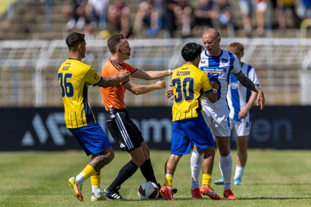 GER, Leipzig, Fussball, Testspiel, 1. FC Lokomotive Leipzig vs. Hertha BSC im Bild v.l.: Eren Oetztuerk (Lok Leipzig 30), Jon Dagur Thorsteinsson (Hertha BSC 24), Auseinandersetzung, Rudelbildung nach Zweikampf mit Trikotziehen 11.07.2026, Bruno-Plache Stadion Leipzig DFB REGULATIONS PROHIBIT ANY USE OF PHOTOGRAPHS AS IMAGE SEQUENCES AND OR QUASI-VIDEO, *** GER, Leipzig, Soccer, Friendly Match, 1 FC Lokomotive Leipzig vs. Hertha BSC (pictured, from left): Eren Oetztuerk (Lok Leipzig, 30), Jon Dagur Thorsteinsson (Hertha BSC, 24), scuffle, players gathering after a tackle involving jersey pulling, July 11, 2026, Bruno Plache Stadium, Leipzig. DFB regulations prohibit any use of photographs as image sequences and or quasi-video, Copyright: HMBxMedia PaulxFritz