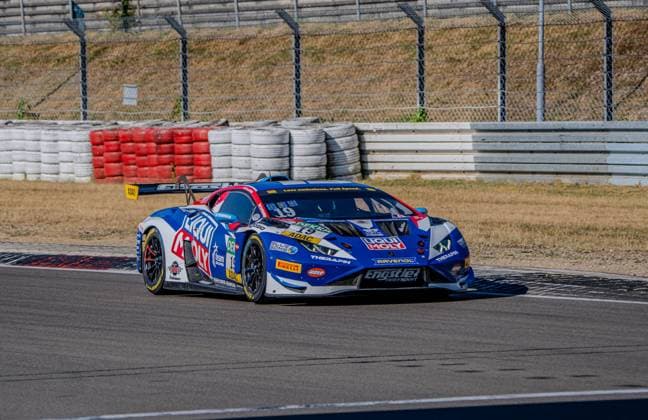 Der Lamborghini Huracán GT3 Evo 2 19 des Liqui Moly Team Engstler Motorsport durchfährt eine Kurve am Nürburgring im Sonnenlicht. Im Hintergrund sind gestapelte Reifen und ein Fangzaun zu sehen. Lamborghini Huracán GT3 Evo 2 19 von Liqui Moly Team Engstler am Nürburgring *** The Lamborghini Huracán GT3 Evo 2 19 from Liqui Moly Team Engstler Motorsport navigates a turn at the Nürburgring in the sunlight. Stacked tires and a safety fence can be seen in the background. Lamborghini Huracán GT3 Evo 2 19 from Liqui Moly Team Engstler at the Nürburgring Copyright: xMichaelxSchäferx