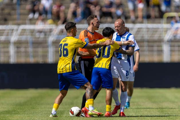 GER, Leipzig, Fussball, Testspiel, 1. FC Lokomotive Leipzig vs. Hertha BSC im Bild v.l.: Eren Oetztuerk (Lok Leipzig 30), Jon Dagur Thorsteinsson (Hertha BSC 24), Max Kluge (Schiedsrichter) Rudelbildung, nach Zweikampf mit Trikotziehen 11.07.2026, Bruno-Plache Stadion Leipzig DFB REGULATIONS PROHIBIT ANY USE OF PHOTOGRAPHS AS IMAGE SEQUENCES AND OR QUASI-VIDEO, *** GER, Leipzig, Soccer, Friendly Match, 1 FC Lokomotive Leipzig vs. Hertha BSC (pictured, from left): Eren Oetztuerk (Lok Leipzig, 30), Jon Dagur Thorsteinsson (Hertha BSC, 24), Max Kluge, referee; a scuffle breaks out after a tackle involving jersey pulling, July 11, 2026; Bruno Plache Stadium, Leipzig. DFB regulations prohibit any use of photographs as image sequences and or quasi-video, Copyright: HMBxMedia PaulxFritz
