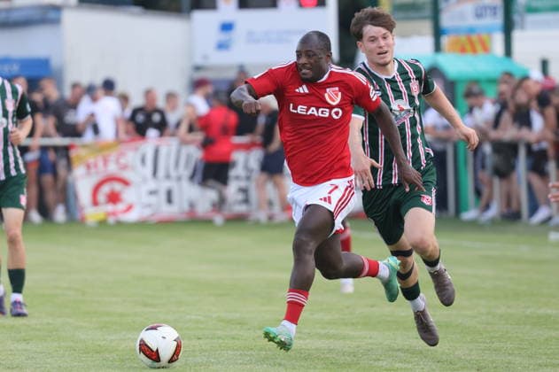 8 Elias Lorenz (HFC) verfolgt 7 Christian Kinsombi (Energie Cottbus) Fussball Testspiel 2026 2027 FC Energie Cottbus - Hallescher FC *** 8 Elias Lorenz (HFC) vs. 7 Christian Kinsombi (Energie Cottbus) Soccer Friendly Match 2026 2027 FC Energie Cottbus Hallescher FC