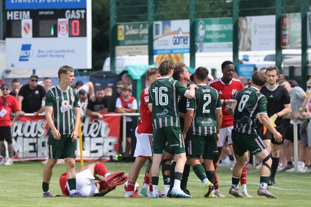 Rudelbildung nach Foul von 2 Robert Berger (HFC) an 31 Justin Butler (Energie Cottbus, l. am Boden) Fussball Testspiel 2026 2027 FC Energie Cottbus - Hallescher FC *** A scuffle breaks out after a foul by No. 2 Robert Berger (HFC) on No. 31 Justin Butler (Energie Cottbus), who is on the ground. Soccer friendly match 2026–2027: FC Energie Cottbus vs. Hallescher FC