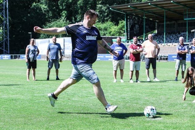 Fussball, 3.Liga Saison 2026 2027 Trainingslager MSV Duisburg Training 11.07.2026, Stadion de Wageningse Berg Fans und Sponsoren beim Elfmeterschießen Wageningen Stadion de Wageningse Berg Niederlande *** Sports, Soccer, 3rd Division, 2026–2027 Season, MSV Duisburg Training Camp, July 11, 2026, Stadion de Wageningse Berg, Fans and Sponsors at the Penalty Shootout, Wageningen, Stadion de Wageningse Berg, Netherlands