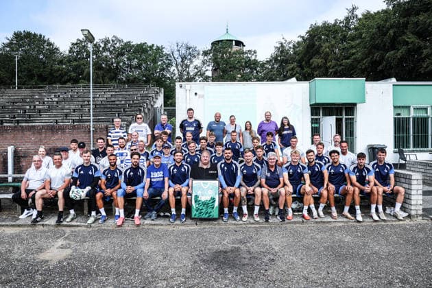 Fussball, 3.Liga Saison 2026 2027 Trainingslager MSV Duisburg Training 11.07.2026, Stadion de Wageningse Berg Gemeinsames Foto mit der Mannschaft, Staff, Fans und Sponsoren Wageningen Stadion de Wageningse Berg Niederlande *** Sports, Soccer, 3rd Division, 2026–2027 Season, MSV Duisburg Training Camp, July 11, 2026, Stadion de Wageningse Berg, Group photo with the team, staff, fans, and sponsors, Wageningen, Stadion de Wageningse Berg, Netherlands