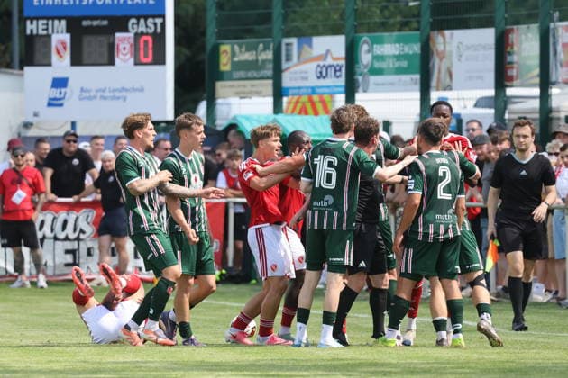 Rudelbildung nach Foul von 2 Robert Berger (HFC) an 31 Justin Butler (Energie Cottbus, l. am Boden) Fussball Testspiel 2026 2027 FC Energie Cottbus - Hallescher FC *** A scuffle breaks out after a foul by No. 2 Robert Berger (HFC) on No. 31 Justin Butler (Energie Cottbus), who is on the ground. Soccer friendly match 2026–2027: FC Energie Cottbus vs. Hallescher FC