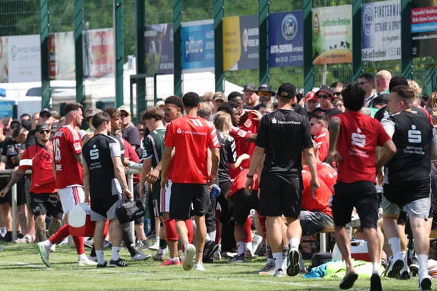 Rudelbildung am Spielfeldrand nach rassistischer Beleidigung von HFC-Fans in Richtung 2 King Manu (Energie Cottbus) Fussball Testspiel 2026 2027 FC Energie Cottbus - Hallescher FC *** A crowd gathered on the sidelines after HFC fans hurled racist insults at 2 King Manu Energie Cottbus Soccer Friendly Match 2026 2027 FC Energie Cottbus Hallescher FC