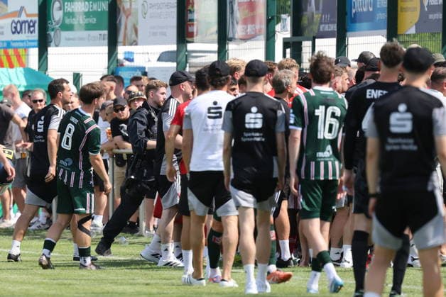 Rudelbildung am Spielfeldrand nach rassistischer Beleidigung von HFC-Fans in Richtung 2 King Manu (Energie Cottbus) Fussball Testspiel 2026 2027 FC Energie Cottbus - Hallescher FC *** A crowd gathered on the sidelines after HFC fans hurled racist insults at 2 King Manu Energie Cottbus Soccer Friendly Match 2026 2027 FC Energie Cottbus Hallescher FC