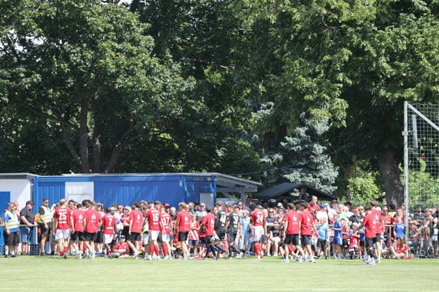 Energie verlässt nach dem Vorfal das Spielfeld. Fussball Testspiel 2026 2027 FC Energie Cottbus - Hallescher FC *** Energie leaves the field after the incident Soccer Friendly Match 2026 2027 FC Energie Cottbus Hallescher FC
