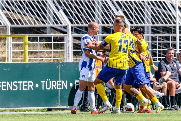 Handgemenge zwischen Jon Dagur Thorsteinsson (Hertha BSC, 24), Djamal Ziane (1. FC Lokomotive Leipzig, 13), Filip Kusic (1. FC Lokomotive Leipzig, 36) , 1. FC Lokomotive Leipzig vs Hertha BSC Berlin, Fussball, Testspiel, Saison 2026 27, 11.07.2026,¨ DFL REGULATIONS PROHIBIT ANY USE OF PHOTOGRAPHS AS IMAGE SEQUENCES AND OR QUASI-VIDEO,¨ 1. FC Lokomotive Leipzig vs Hertha BSC Berlin, Fussball, Testspiel, Saison 2026 27, 11.07.2026 Leipzig *** Scuffle between Jon Dagur Thorsteinsson of Hertha BSC, 24, Djamal Ziane of 1 FC Lokomotive Leipzig, 13, Filip Kusic of 1 FC Lokomotive Leipzig, 36, 1 FC Lokomotive Leipzig vs. Hertha BSC Berlin, soccer, friendly match, 2026–27 season, July 11, 2026, DFL REGULATIONS PROHIBIT ANY USE OF PHOTOGRAPHS AS IMAGE SEQUENCES AND OR QUASI-VIDEO, 1 FC Lokomotive Leipzig vs. Hertha BSC Berlin, soccer, friendly match, 2026–27 season, July 11, 2026, Leipzig Copyright: xEibner-Pressefoto LauraxRoemerx EP_LRR