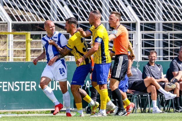 Handgemenge zwischen Jon Dagur Thorsteinsson (Hertha BSC, 24), Djamal Ziane (1. FC Lokomotive Leipzig, 13), Filip Kusic (1. FC Lokomotive Leipzig, 36), Benjamin Strebinger (Schiedsrichter, DFB), 1. FC Lokomotive Leipzig vs Hertha BSC Berlin, Fussball, Testspiel, Saison 2026 27, 11.07.2026,¨ DFL REGULATIONS PROHIBIT ANY USE OF PHOTOGRAPHS AS IMAGE SEQUENCES AND OR QUASI-VIDEO,¨ 1. FC Lokomotive Leipzig vs Hertha BSC Berlin, Fussball, Testspiel, Saison 2026 27, 11.07.2026 Leipzig *** Scuffle between Jon Dagur Thorsteinsson (Hertha BSC, 24), Djamal Ziane (1 FC Lokomotive Leipzig, 13), Filip Kusic (1 FC Lokomotive Leipzig, 36), and Benjamin Strebinger (referee, DFB), 1 FC Lokomotive Leipzig vs. Hertha BSC Berlin, soccer, friendly match, 2026–27 season, July 11, 2026, DFL regulations prohibit any use of photographs as image sequences and or quasi-video, 1 FC Lokomotive Leipzig vs. Hertha BSC Berlin, soccer, friendly match, 2026–27 season, July 11, 2026, Leipzig Copyright: xEibner-Pressefoto LauraxRoemerx EP_LRR