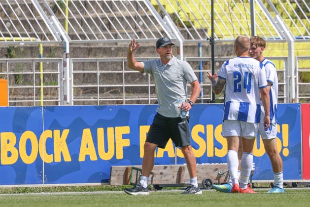 Torsten Ziegner (1. FC Lokomotive Leipzig, Chef-Trainer) diskutiert mit Jon Dagur Thorsteinsson (Hertha BSC, 24), gestikuliert, 1. FC Lokomotive Leipzig vs Hertha BSC Berlin, Fussball, Testspiel, Saison 2026 27, 11.07.2026,¨ DFL REGULATIONS PROHIBIT ANY USE OF PHOTOGRAPHS AS IMAGE SEQUENCES AND OR QUASI-VIDEO,¨ 1. FC Lokomotive Leipzig vs Hertha BSC Berlin, Fussball, Testspiel, Saison 2026 27, 11.07.2026 Leipzig *** Torsten Ziegner, head coach of 1 FC Lokomotive Leipzig, discusses with Jon Dagur Thorsteinsson of Hertha BSC, 24, gesturing, 1 FC Lokomotive Leipzig vs. Hertha BSC Berlin, soccer, friendly match, 2026–27 season, July 11, 2026, DFL regulations prohibit any use of photographs as image sequences and or quasi-video, 1 FC Lokomotive Leipzig vs. Hertha BSC Berlin, soccer, friendly match, 2026–27 season, July 11, 2026, Leipzig Copyright: xEibner-Pressefoto LauraxRoemerx EP_LRR