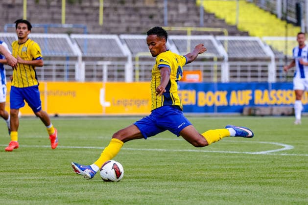 Ayodele Adetula (1. FC Lokomotive Leipzig, 11) am Ball, Schuss, schiesst das Tor zum 1:1, 1. FC Lokomotive Leipzig vs Hertha BSC Berlin, Fussball, Testspiel, Saison 2026 27, 11.07.2026,¨ DFL REGULATIONS PROHIBIT ANY USE OF PHOTOGRAPHS AS IMAGE SEQUENCES AND OR QUASI-VIDEO,¨ 1. FC Lokomotive Leipzig vs Hertha BSC Berlin, Fussball, Testspiel, Saison 2026 27, 11.07.2026 Leipzig *** Ayodele Adetula, 1 FC Lokomotive Leipzig, No. 11, takes the ball, shoots, and scores the goal to tie the game at 1-1, 1 FC Lokomotive Leipzig vs. Hertha BSC Berlin, soccer, friendly match, 2026–27 season, July 11, 2026, DFL REGULATIONS PROHIBIT ANY USE OF PHOTOGRAPHS AS IMAGE SEQUENCES AND OR QUASI-VIDEO, 1 FC Lokomotive Leipzig vs. Hertha BSC Berlin, soccer, friendly match, 2026–27 season, July 11, 2026, Leipzig Copyright: xEibner-Pressefoto LauraxRoemerx EP_LRR