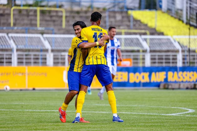 Eren Oeztuerk (1. FC Lokomotive Leipzig, 30) und Ayodele Adetula (1. FC Lokomotive Leipzig, 11) Jubel, Torjubel, jubelt ueber Tor zum 1:1, 1. FC Lokomotive Leipzig vs Hertha BSC Berlin, Fussball, Testspiel, Saison 2026 27, 11.07.2026,¨ DFL REGULATIONS PROHIBIT ANY USE OF PHOTOGRAPHS AS IMAGE SEQUENCES AND OR QUASI-VIDEO,¨ 1. FC Lokomotive Leipzig vs Hertha BSC Berlin, Fussball, Testspiel, Saison 2026 27, 11.07.2026 Leipzig *** Eren Oeztuerk (1 FC Lokomotive Leipzig), 30, and Ayodele Adetula (1 FC Lokomotive Leipzig), 11, celebrate, goal celebration, cheering after the goal that tied the score at 1–1, 1 FC Lokomotive Leipzig vs. Hertha BSC Berlin, soccer, friendly match, 2026–27 season, July 11, 2026, DFL REGULATIONS PROHIBIT ANY USE OF PHOTOGRAPHS AS IMAGE SEQUENCES AND OR QUASI-VIDEO, 1 FC Lokomotive Leipzig vs. Hertha BSC Berlin, soccer, friendly match, 2026–27 season, July 11, 2026, Leipzig Copyright: xEibner-Pressefoto LauraxRoemerx EP_LRR