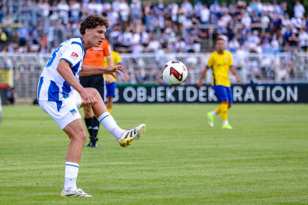 Soufian Gouram (Hertha BSC, 33) nimmt den Ball an, 1. FC Lokomotive Leipzig vs Hertha BSC Berlin, Fussball, Testspiel, Saison 2026 27, 11.07.2026,¨ DFL REGULATIONS PROHIBIT ANY USE OF PHOTOGRAPHS AS IMAGE SEQUENCES AND OR QUASI-VIDEO,¨ 1. FC Lokomotive Leipzig vs Hertha BSC Berlin, Fussball, Testspiel, Saison 2026 27, 11.07.2026 Leipzig *** Soufian Gouram of Hertha BSC, 33, receives the ball; 1 FC Lokomotive Leipzig vs. Hertha BSC Berlin, soccer, friendly match, 2026–27 season, July 11, 2026, DFL regulations prohibit any use of photographs as image sequences and or quasi-video, 1 FC Lokomotive Leipzig vs. Hertha BSC Berlin, soccer, friendly match, 2026–27 season, July 11, 2026, Leipzig Copyright: xEibner-Pressefoto LauraxRoemerx EP_LRR
