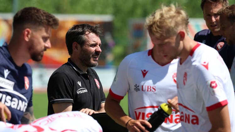11.07.2026, xrekx, Fussball Testspiel, SV Waldhof Mannheim - FC Thun v.l. Gian-Luca Privitelli, Trainer (FC Thun) Trinkpause (DFL DFB REGULATIONS PROHIBIT ANY USE OF PHOTOGRAPHS as IMAGE SEQUENCES and or QUASI-VIDEO) Rust *** July 11, 2026, xrekx, soccer exhibition match, SV Waldhof Mannheim vs. FC Thun, Gian Luca Privitelli, FC Thun coach, water break. DFL and DFB regulations prohibit any use of photographs as image sequences and or quasi-video. Rust