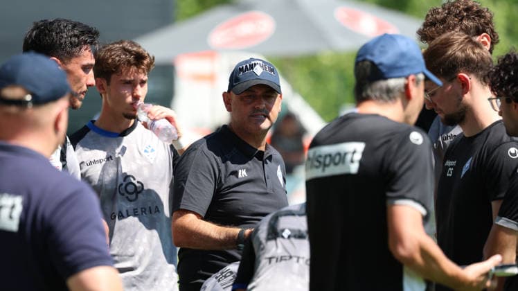 11.07.2026, xrekx, Fussball Testspiel, SV Waldhof Mannheim - FC Thun v.l. Rui Tomas Faustino Pinto da Mota, Trainer (SV Waldhof Mannheim) Trinkpause (DFL DFB REGULATIONS PROHIBIT ANY USE OF PHOTOGRAPHS as IMAGE SEQUENCES and or QUASI-VIDEO) Rust *** July 11, 2026, xrekx, soccer friendly match, SV Waldhof Mannheim vs. FC Thun, referee: Rui Tomas Faustino Pinto da Mota, SV Waldhof Mannheim coach, water break. DFL and DFB regulations prohibit any use of photographs as image sequences and or quasi-video. Rust