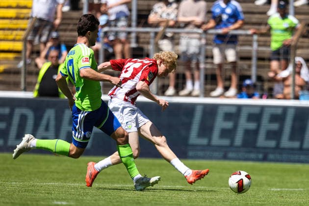 2026.07.11, xkwix, Fußball, Testspiel, FC Gütersloh - FC Schalke 04, NRG24 Stadion im Heidewald, Saison 2026 2027: Niklas Frese (FC Gütersloh 35) beim Schuss im Zweikampf gegen Adrian Gantenbein (FC Schalke 04 17) DFB regulations prohibit any use of photographs as image sequences and or quasi-video. Photo: xKamilxWilkowskixPressefotoKochx Nordrhein-Westfalen Deutschland *** July 11, 2026, xkwix, soccer, friendly match, FC Gütersloh vs. FC Schalke 04, NRG24 Stadion im Heidewald, 2026–2027 Season: Niklas Frese (FC Gütersloh, No. 35) taking a shot in a one-on-one situation against Adrian Gantenbein (FC Schalke 04, No. 17). DFB regulations prohibit any use of photographs as image sequences and or quasi-video. Photo: xKamilxWilkowskixPressefotoKochx North Rhine-Westphalia, Germany