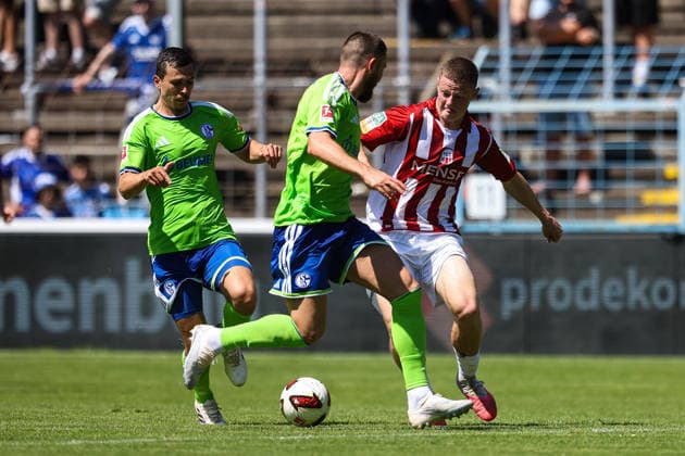 2026.07.11, xkwix, Fußball, Testspiel, FC Gütersloh - FC Schalke 04, NRG24 Stadion im Heidewald, Saison 2026 2027: Justin Lukas (FC Gütersloh 22) im Zweikampf gegen Hasan Kurucay (FC Schalke 04 4) und Adrian Gantenbein (FC Schalke 04 17) DFB regulations prohibit any use of photographs as image sequences and or quasi-video. Photo: xKamilxWilkowskixPressefotoKochx Nordrhein-Westfalen Deutschland *** July 11, 2026, xkwix, soccer, friendly match, FC Gütersloh vs. FC Schalke 04, NRG24 Stadium in Heidewald, 2026–2027 season: Justin Lukas (FC Gütersloh 22) in a tackle against Hasan Kurucay (FC Schalke 04 4) and Adrian Gantenbein (FC Schalke 04 17). DFB regulations prohibit any use of photographs as image sequences and or quasi-video. Photo: xKamilxWilkowskixPressefotoKochx North Rhine-Westphalia, Germany