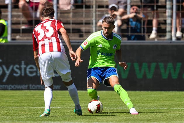 2026.07.11, xkwix, Fußball, Testspiel, FC Gütersloh - FC Schalke 04, NRG24 Stadion im Heidewald, Saison 2026 2027: Adil Aouchiche (FC Schalke 04 24) im Zweikampf gegen Fynn Arkenberg (FC Gütersloh 33) DFB regulations prohibit any use of photographs as image sequences and or quasi-video. Photo: xKamilxWilkowskixPressefotoKochx Nordrhein-Westfalen Deutschland *** July 11, 2026, xkwix, soccer, friendly match, FC Gütersloh vs. FC Schalke 04, NRG24 Stadion im Heidewald, 2026–2027 season: Adil Aouchiche (FC Schalke 04 24) in a tackle against Fynn Arkenberg (FC Gütersloh 33). DFB regulations prohibit any use of photographs as image sequences and or quasi-video. Photo: xKamilxWilkowskixPressefotoKochx NorthRhineland-Westphalia, Germany
