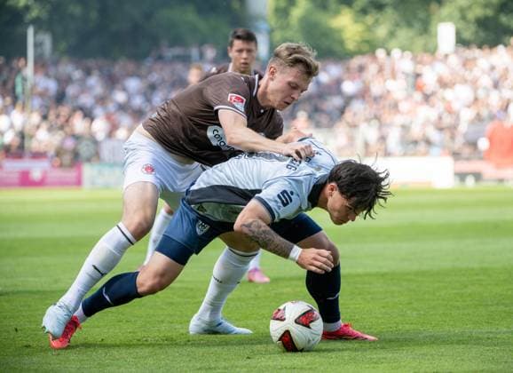 Fußball, Herren, Saison 2026 2027, Testspiel, SV Babelsberg 03 - FC St. Pauli, v. l. David Nemeth (FC St. Pauli), Matthew Meier (SV Babelsberg 03), 11.07. 2026, *** Soccer, Men s, 2026–2027 Season, Friendly Match, SV Babelsberg 03 vs. FC St. Pauli, from left: David Nemeth (FC St. Pauli), Matthew Meier (SV Babelsberg 03), July 11, 2026, Copyright: xMatthiasxKochx